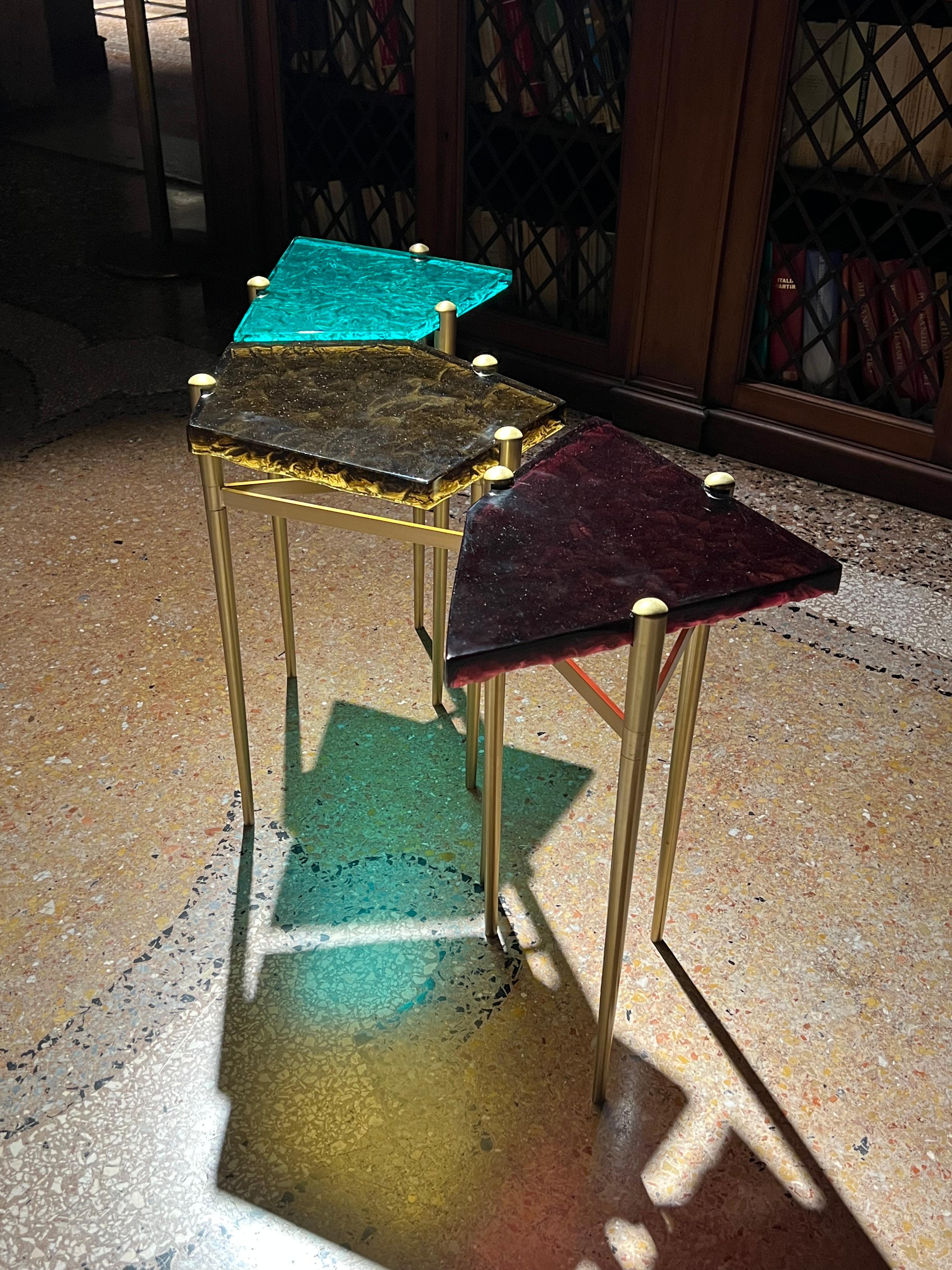XXIe siècle et contemporain Table d'appoint en verre moulé et laiton, ornée d'améthystes et de joyaux en vente