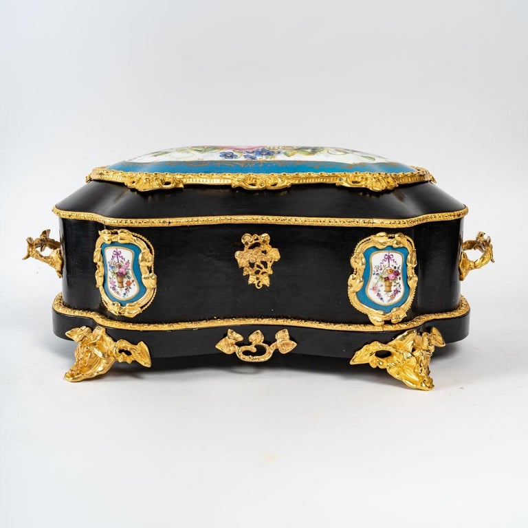 Jewellery box, 19th century
A 19th century black ebony and Sèvres plate jewellery box.
Measures: H: 20 cm, W: 48cm, D: 28cm.
  