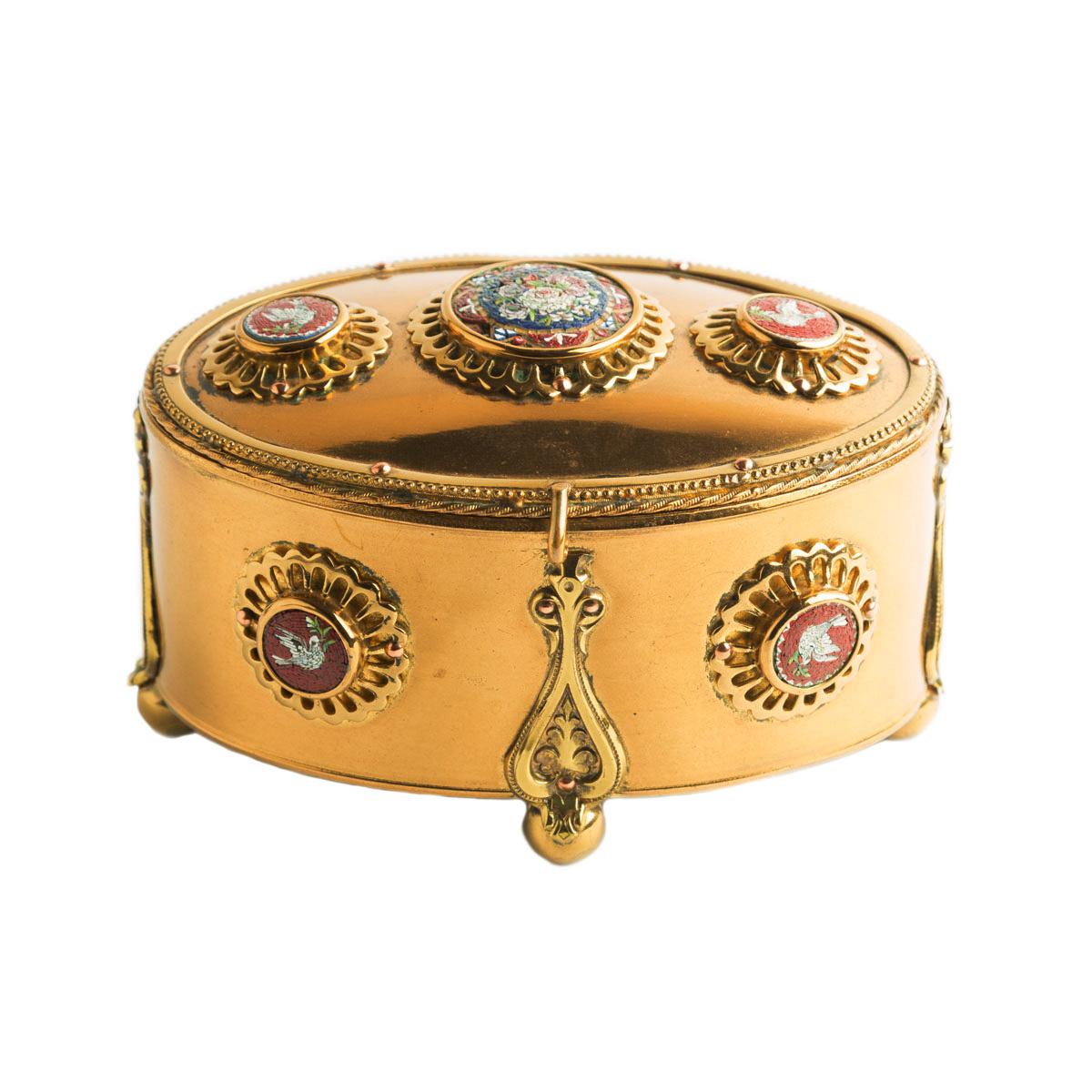 Rare jewelry box in golden metal with Roman micromosaics depicting flowers and doves. The micromosaic was born in Rome in the last quarter of the 18th century, also called the minute mosaic, the micromosaic technique originated within the Vatican