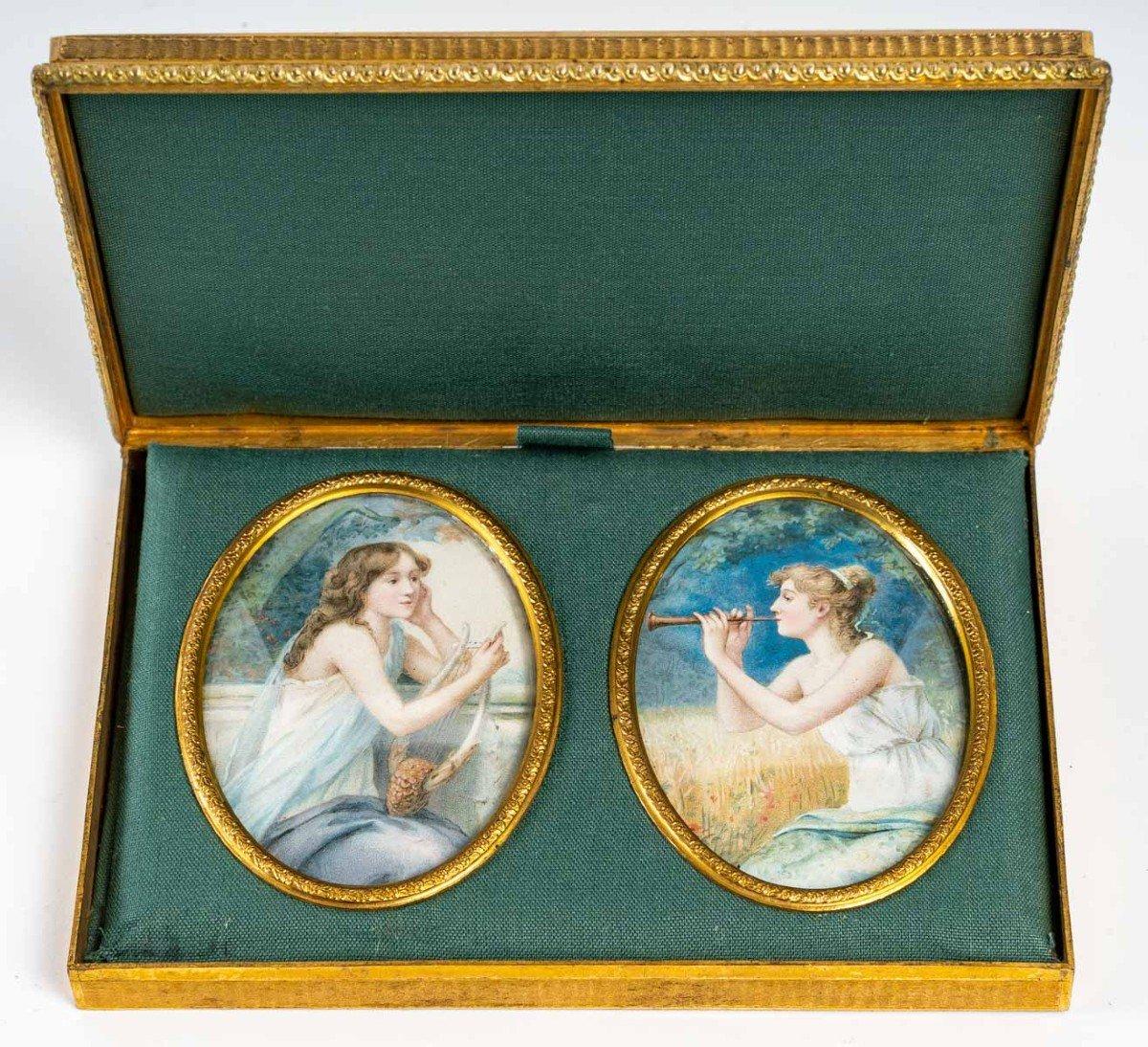 Jewellery box with miniatures, end of XIXth Century
Jewellery box with two miniature paintings of portraits, end of XIXth century.
In perfect condition
H : 14 cm / H firm : 2,5 cm / W : 15 cm / D : 11,5 cm
Miniature : H : 8,5 cm / W 6 cm
ref 3032