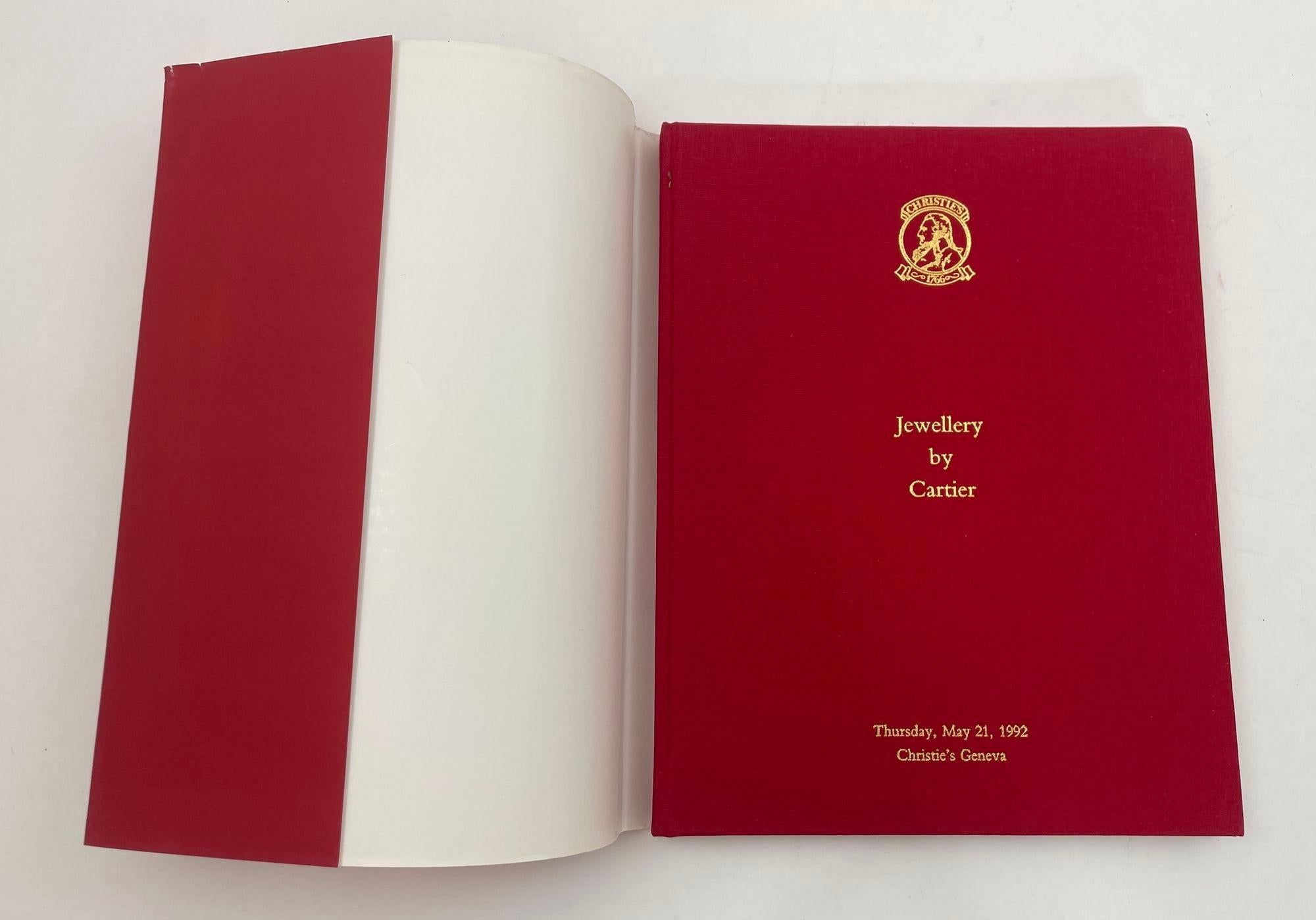 Juwelen von Cartier Christie's Herausgegeben von Christie's, Genf, 1992, Auktion Hardcover Buchkatalog.
Die Kunst von Cartier Habsburg Feldman Auktion Hardcover.
135 Seiten Katalog vom 28. Juni 1988, 216 fabelhafte Lose.
Dies ist ein schönes