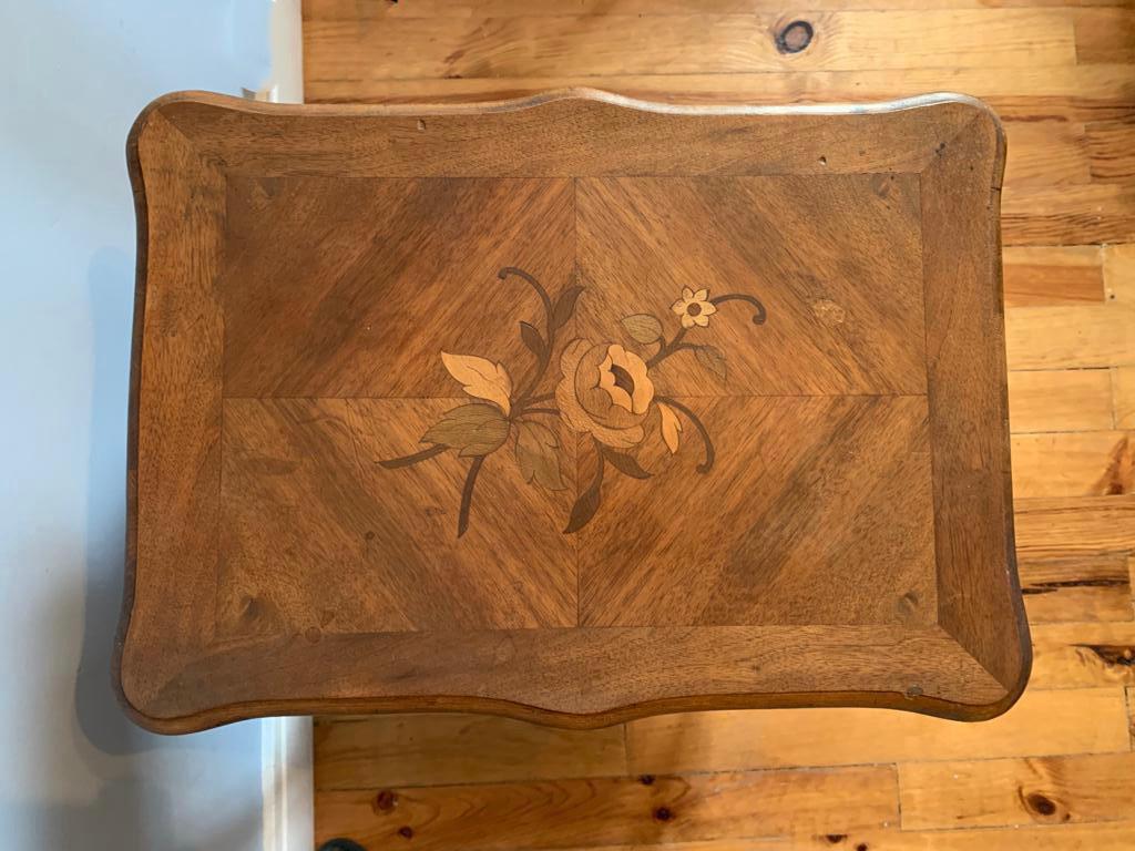 This magnificent jewel box/worker/vanity table on a high art nouveau base from the beginning of the 20th century. The legs are curved, following the codes of the Louis 15 style. The top is in marquetry with a floral decoration and a diamond shaped