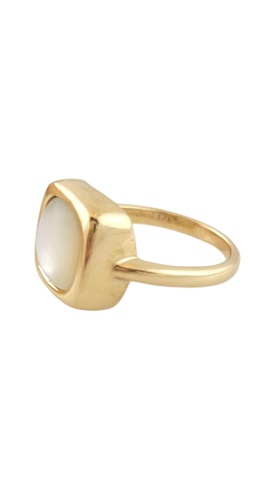Vintage 14K Yellow Gold Moonstone Ring Size 7

This gorgeous 14K gold ring has a beautiful moonstone right in the center!

Ring size: 7

Shank: 2.2mm

Front: 13mm X 13mm X 5.1mm

Weight: 5.48 g/ 3.5 dwt

Hallmark: jewelmak 14K

Very good condition,