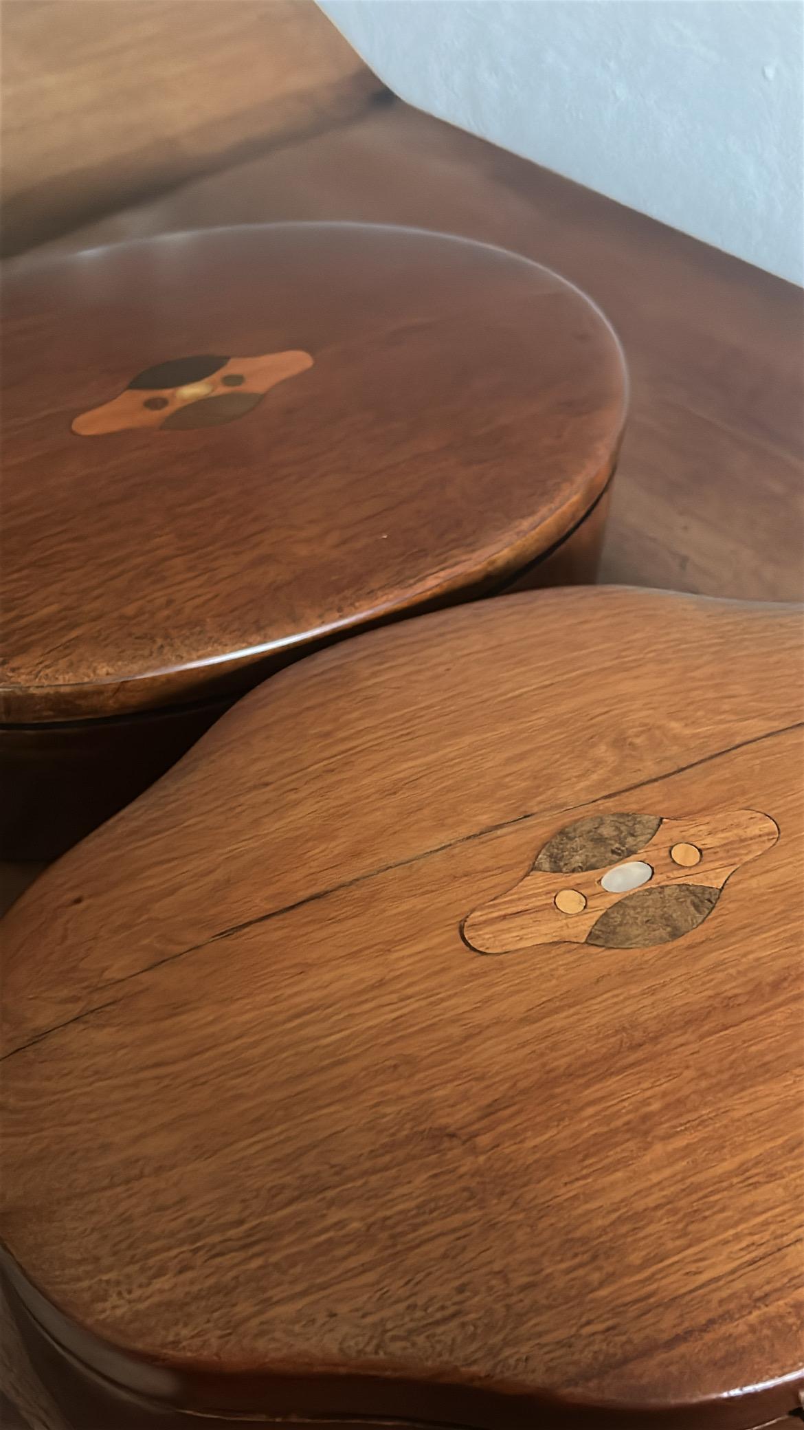 Rare and important jewelry box in solid mahogany with inlays of lighter woods and mother-of-pearl forming an abstract facial motif, reminiscent of a stylized ape.
Denmark, circa 1900.
Measurements: 29 cm W × 20 cm D × 7 cm H.

A rare and finely