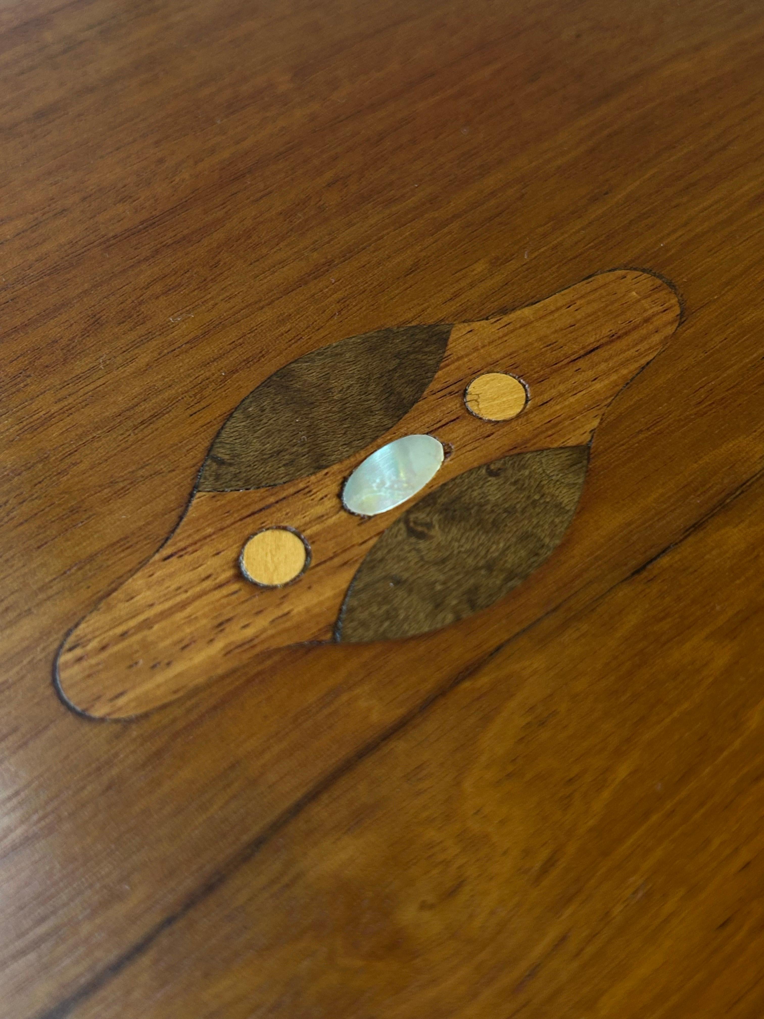 Cathrine Horsbøl (1873–1947)
Jewelry box in solid mahogany with inlays of lighter woods and mother-of-pearl forming an abstract facial motif, reminiscent of a stylized ape.
Denmark, circa 1900.
Measurements: 29 cm W × 21 cm D × 7 cm H.

A rare and