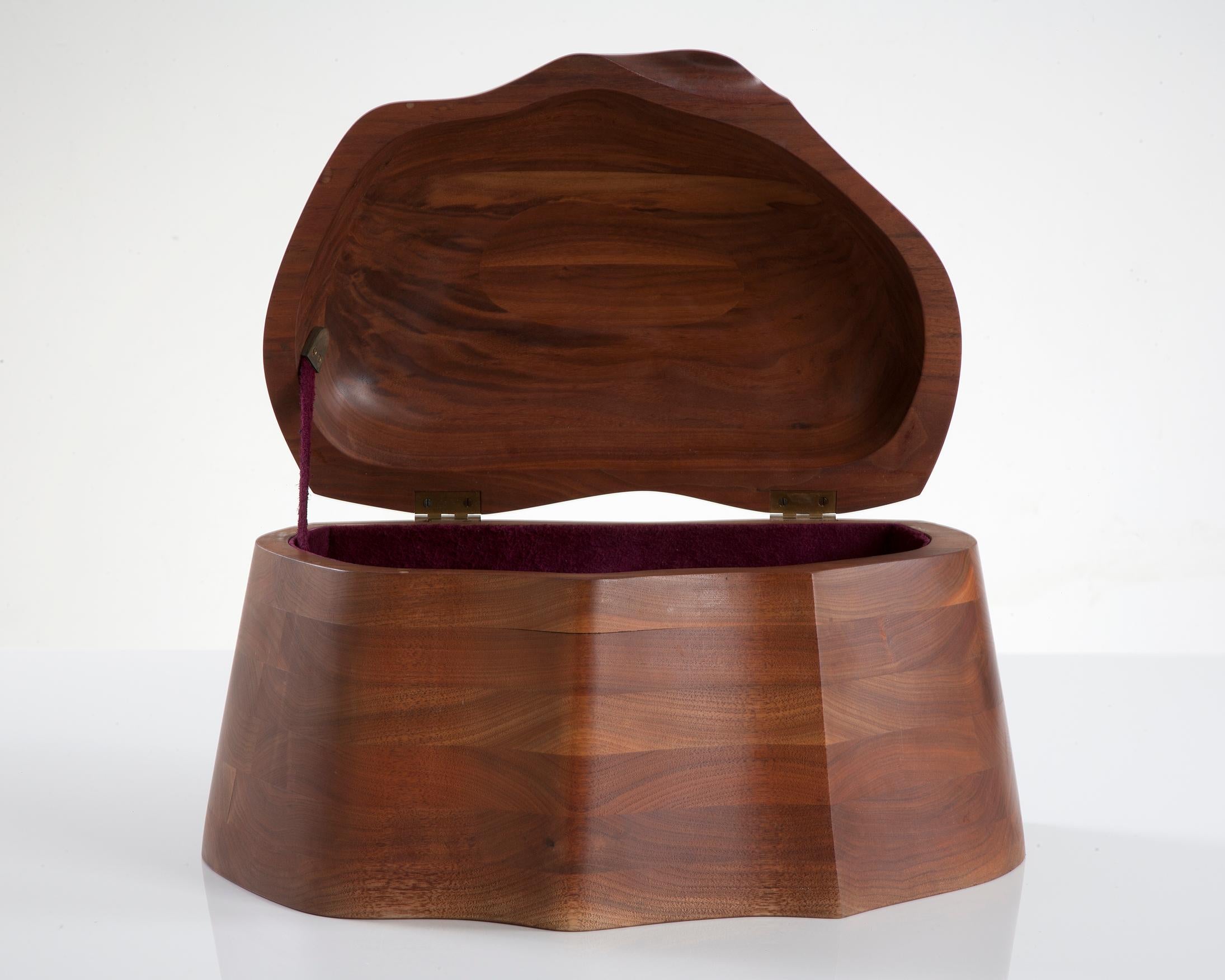 Boîte à bijoux unique en noyer noir stratifié. Conçu et réalisé par Wendell Castle, Rochester, New York. Signé et daté, WC. 73.