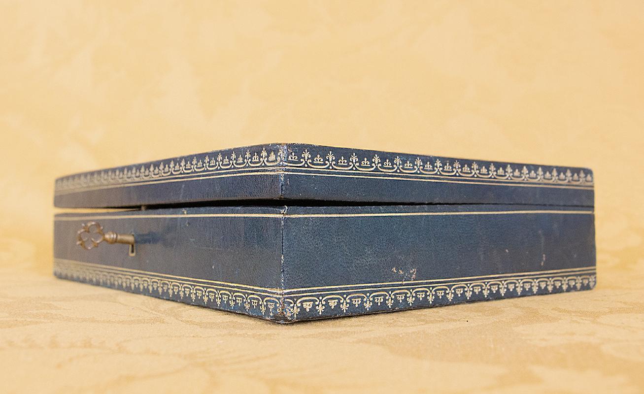 Napoléon III Boîte à bijoux recouverte de cuir marocain bleu Napoléon 3 d'époque en vente