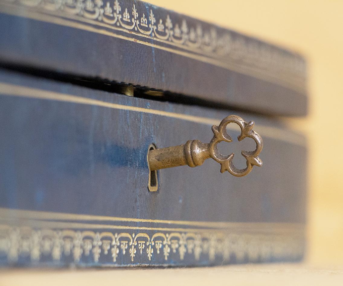 Doré Boîte à bijoux recouverte de cuir marocain bleu Napoléon 3 d'époque en vente