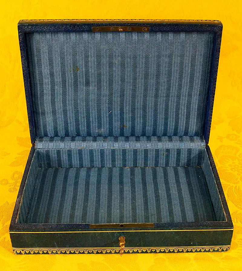Milieu du XIXe siècle Boîte à bijoux recouverte de cuir marocain bleu Napoléon 3 d'époque en vente