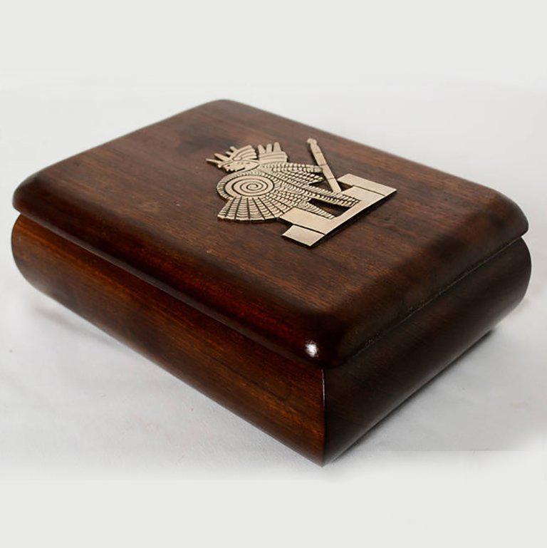 For your consideration a vintage jewelry box, hand-carved with exotic mahogany wood. Lid has an emblem of an Aztec warrior made in silver.

Unmarked, no information on the maker. No stamps. 

The wood has been carefully polished with a smooth