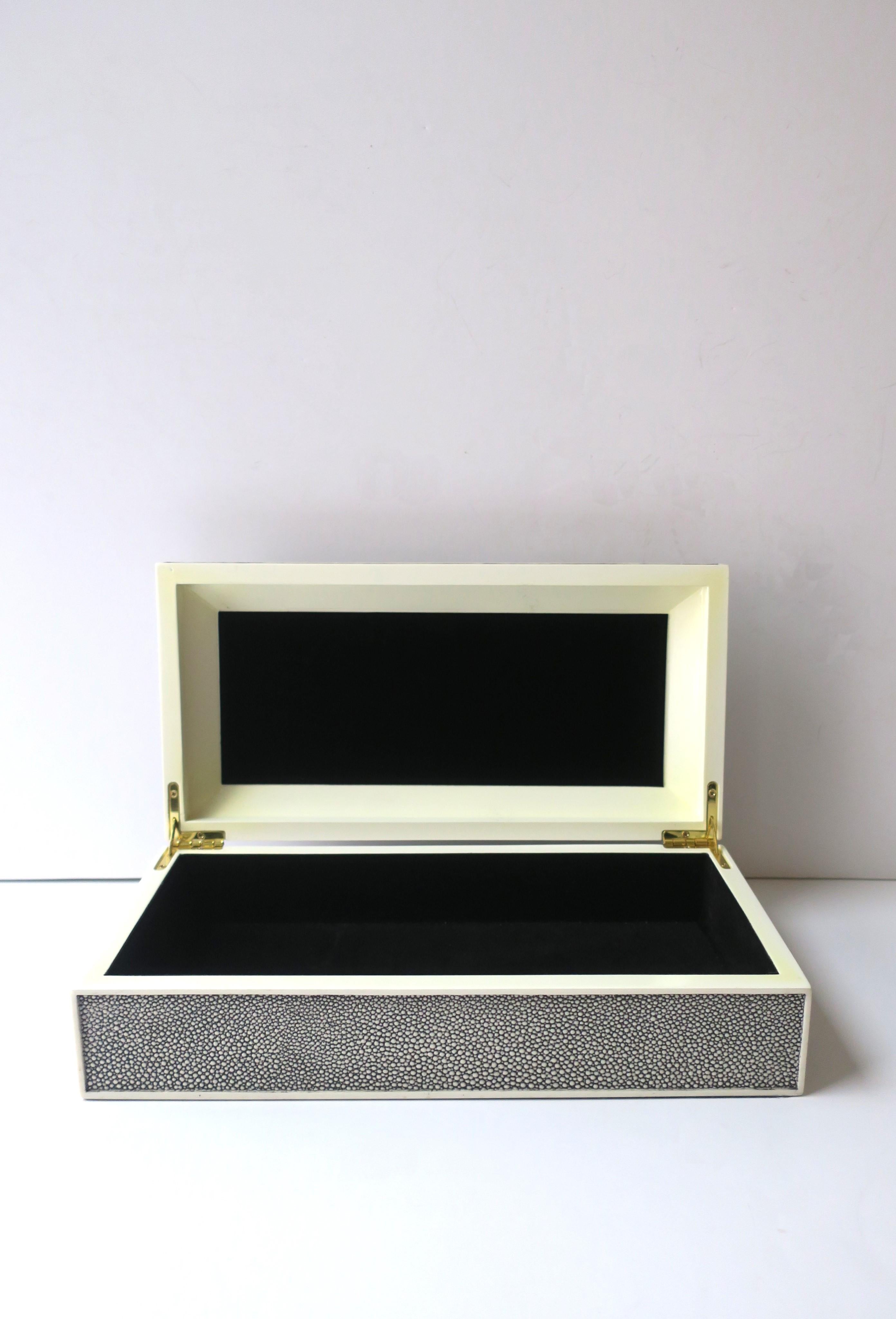 Jewelry Box  In Good Condition For Sale In New York, NY