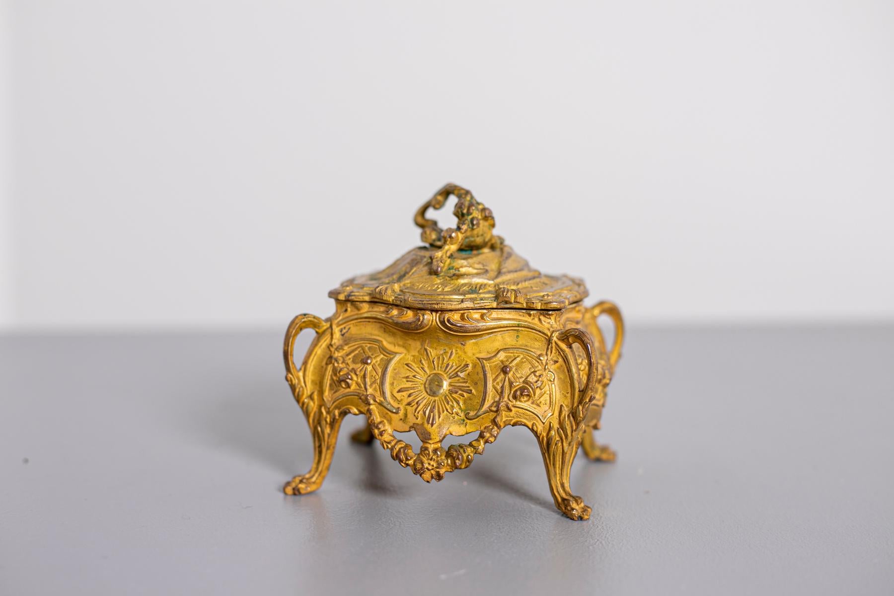 Boîte à bijoux numérotée en dessous sur le fond. France Paris 1800, métal doré. Intérieur avec rembourrage en satin de soie d'époque. Précieux et splendide coffret à bijoux ancien. La boîte à bijoux est faite de métal doré. Sa principale