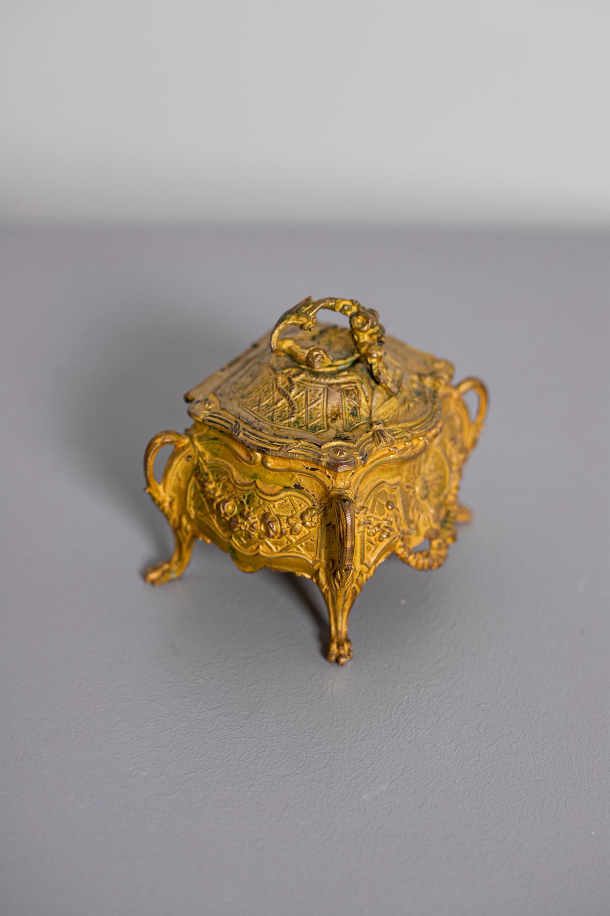 Néoclassique Boîte à bijoux intérieure dorée avec revêtement en satin de soie France, Paris, 1800 en vente