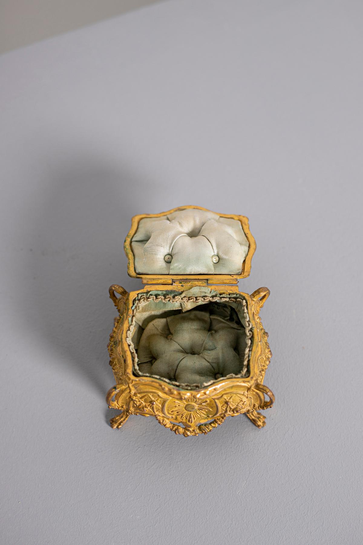 Français Boîte à bijoux intérieure dorée avec revêtement en satin de soie France, Paris, 1800 en vente