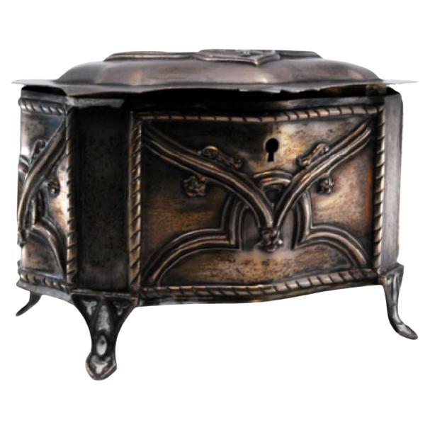 Jewelry box, in embossed silver and resting on four tall feet and a hinged lid