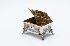 Jewelry box, in embossed silver in the shape of a trunk, monogram card