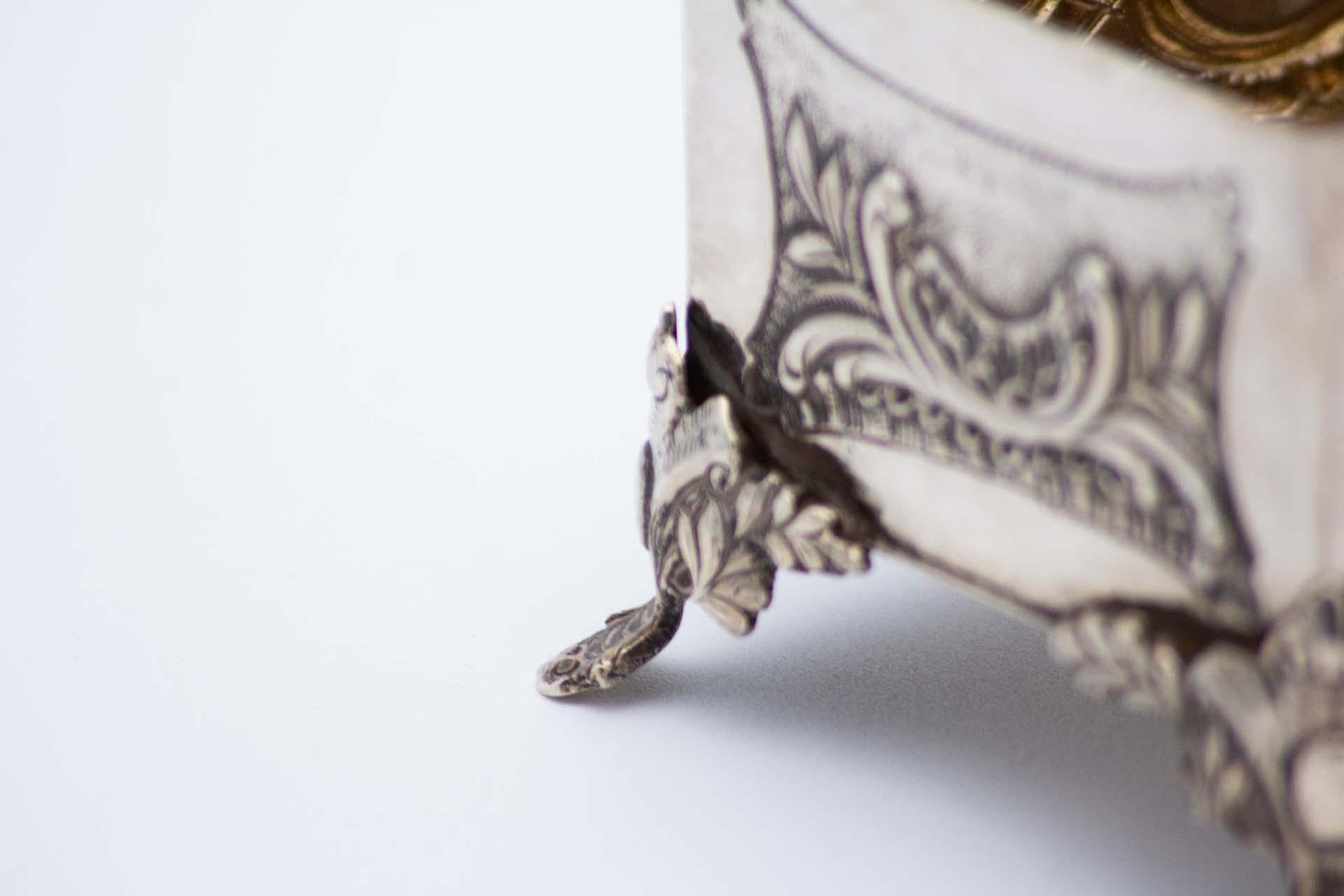 Jewelry box, in embossed silver in the shape of a trunk, monogram card In Good Condition For Sale In Porto, PT