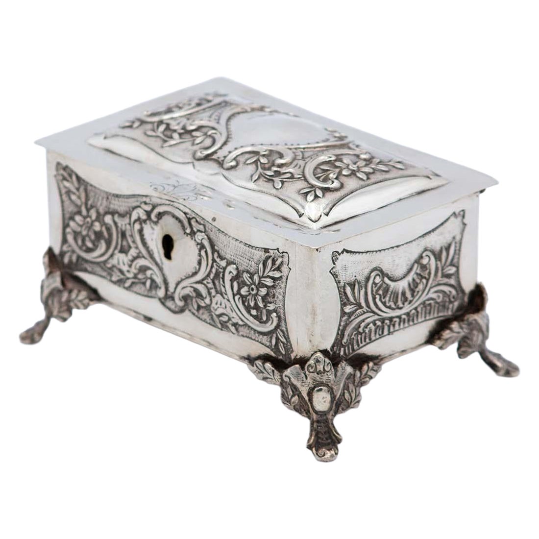 Jewelry box, in embossed silver in the shape of a trunk, monogram card