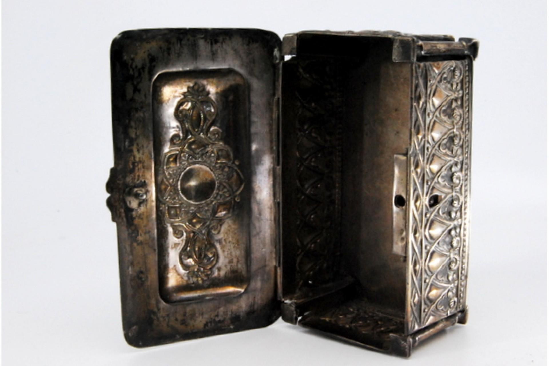 Jewelry box, in embossed silver on the casing and hinged lid For Sale 4
