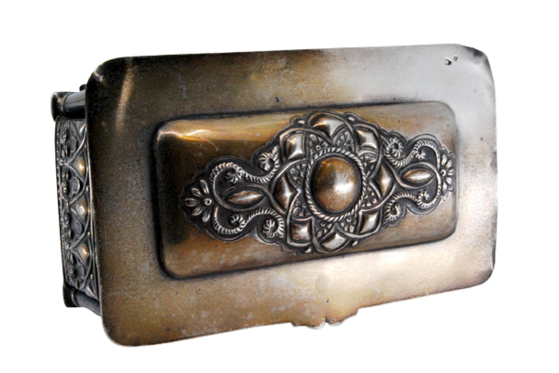 Description: Jewelry box, in silver relief on the casing and tilting lid. Metal: Silver. Origin: Portuguese. Brand: javali II Title. Weight: 238.96 grams. Dimensions: 13x7.3cm. Content: 833/1000. Assay Mark: Yes, between 1887 and 1937. Additional