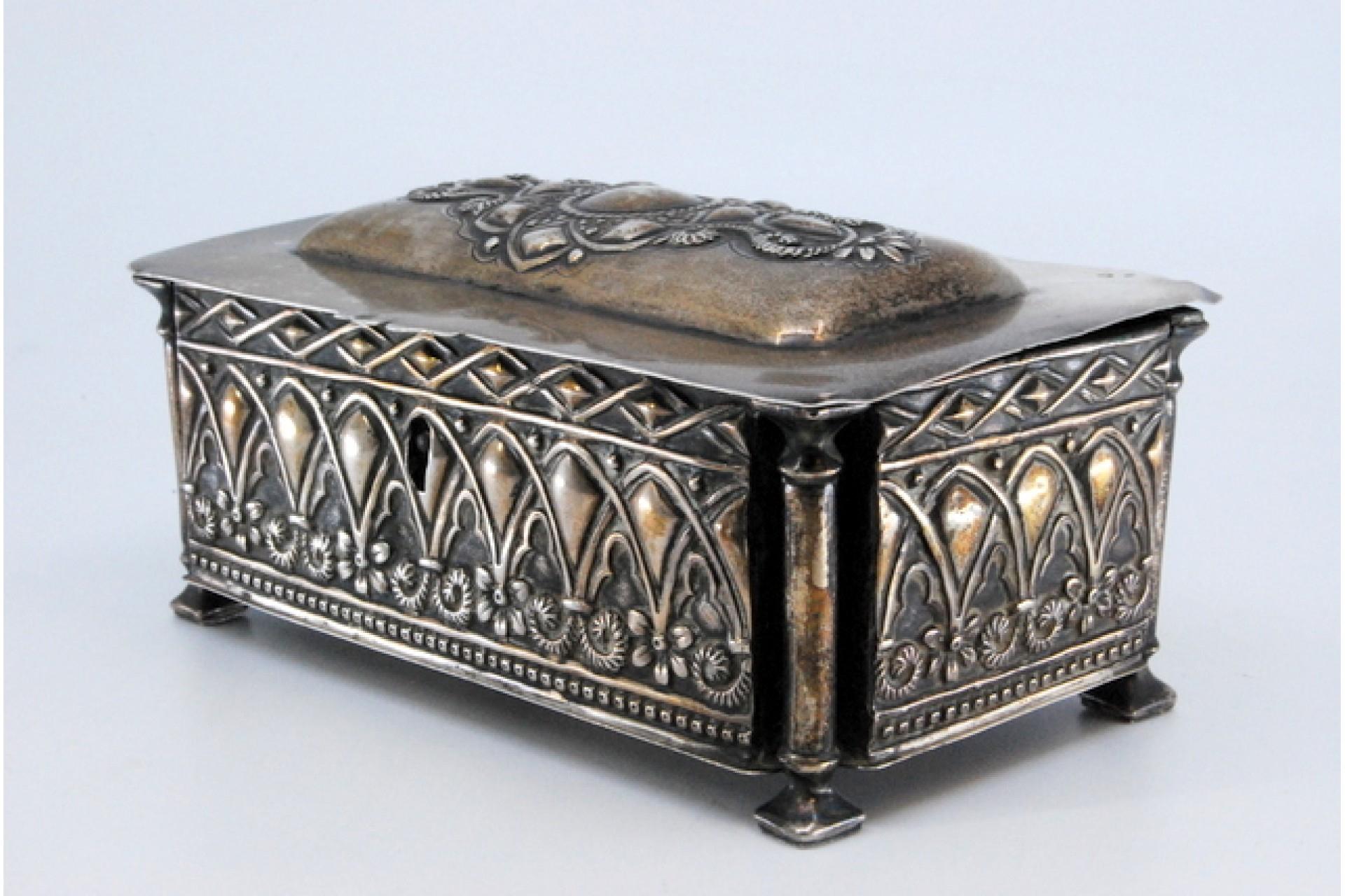 European Jewelry box, in embossed silver on the casing and hinged lid For Sale