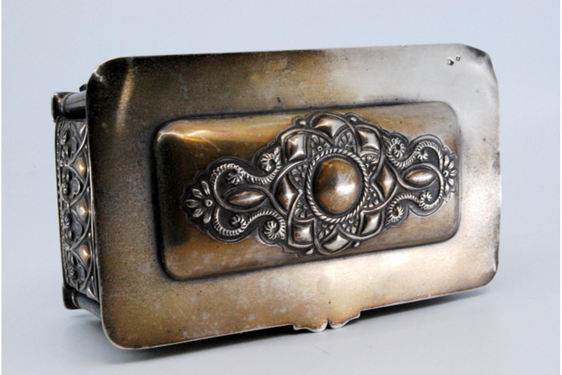 Jewelry box, in embossed silver on the casing and hinged lid In Good Condition For Sale In Porto, PT