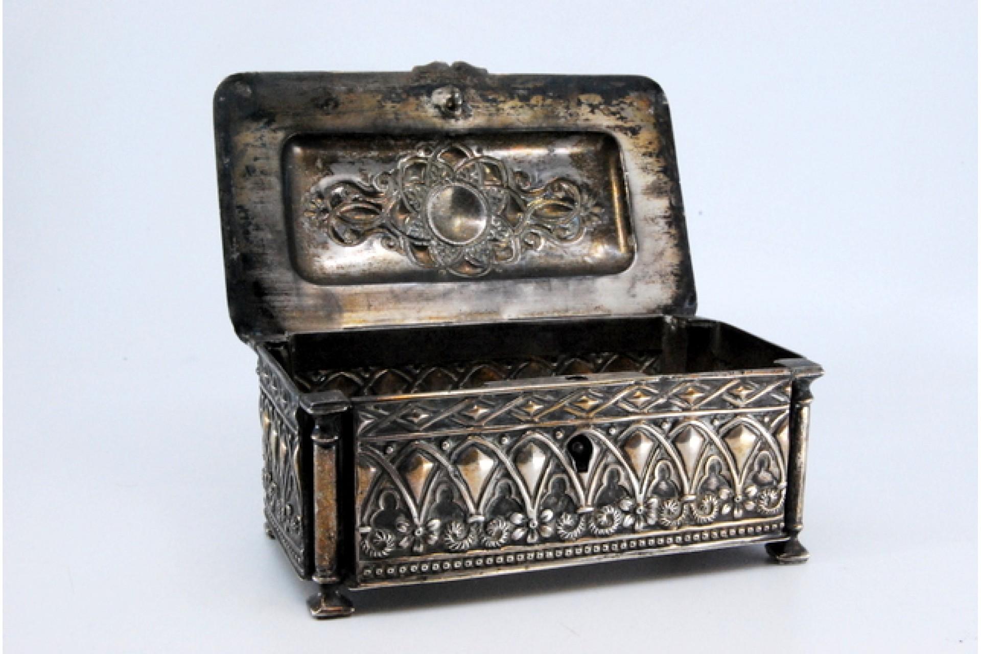 Silver Jewelry box, in embossed silver on the casing and hinged lid For Sale