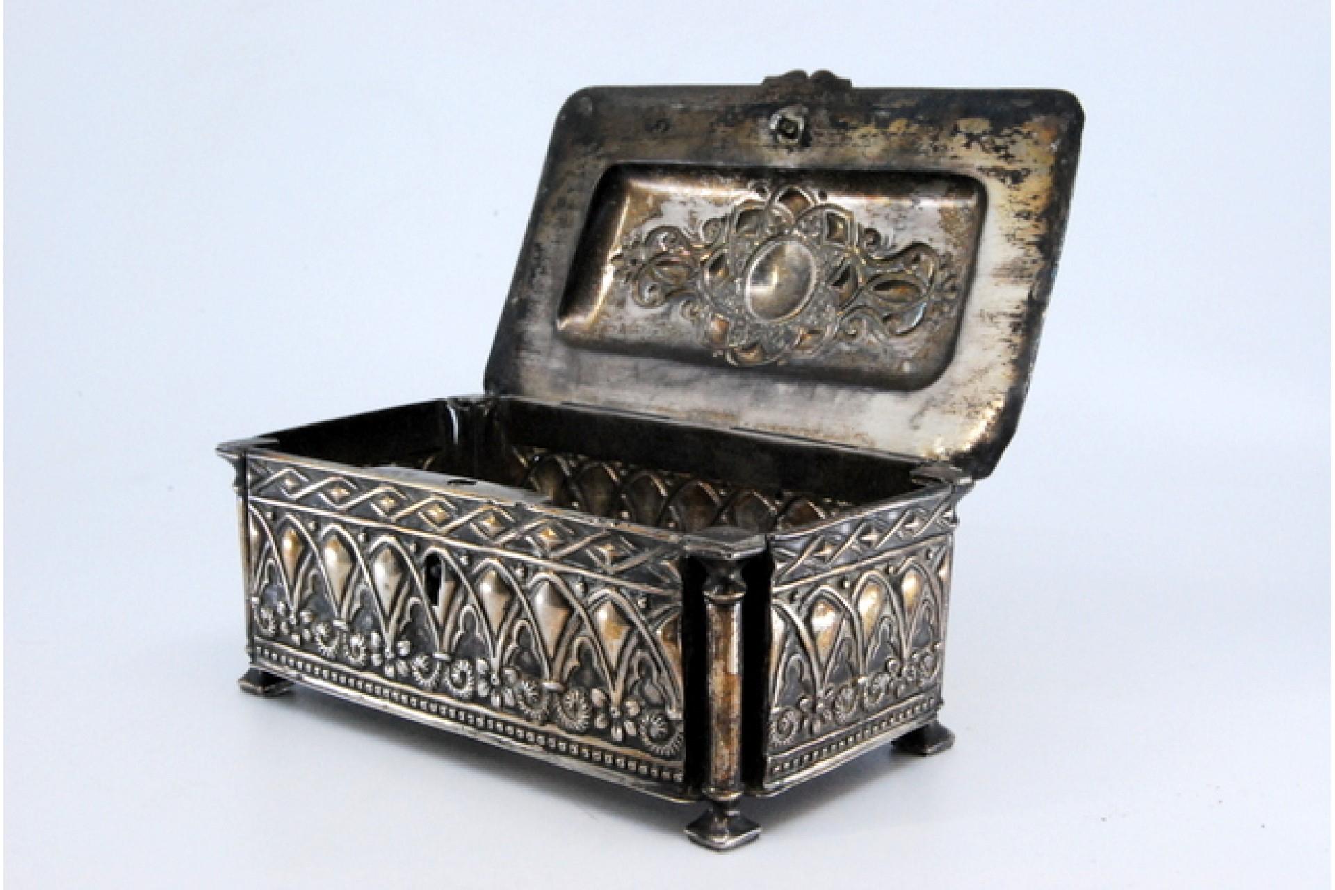 Jewelry box, in embossed silver on the casing and hinged lid For Sale 1