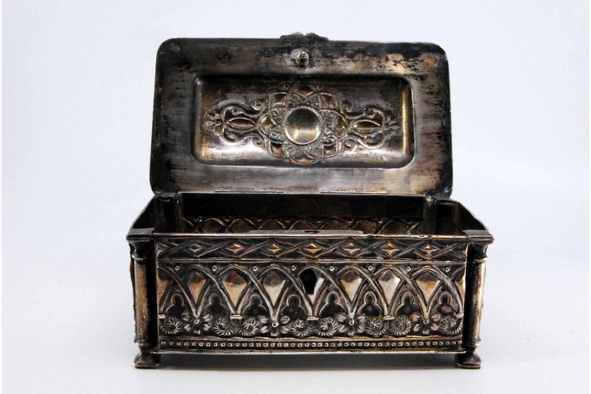 Jewelry box, in embossed silver on the casing and hinged lid For Sale 2