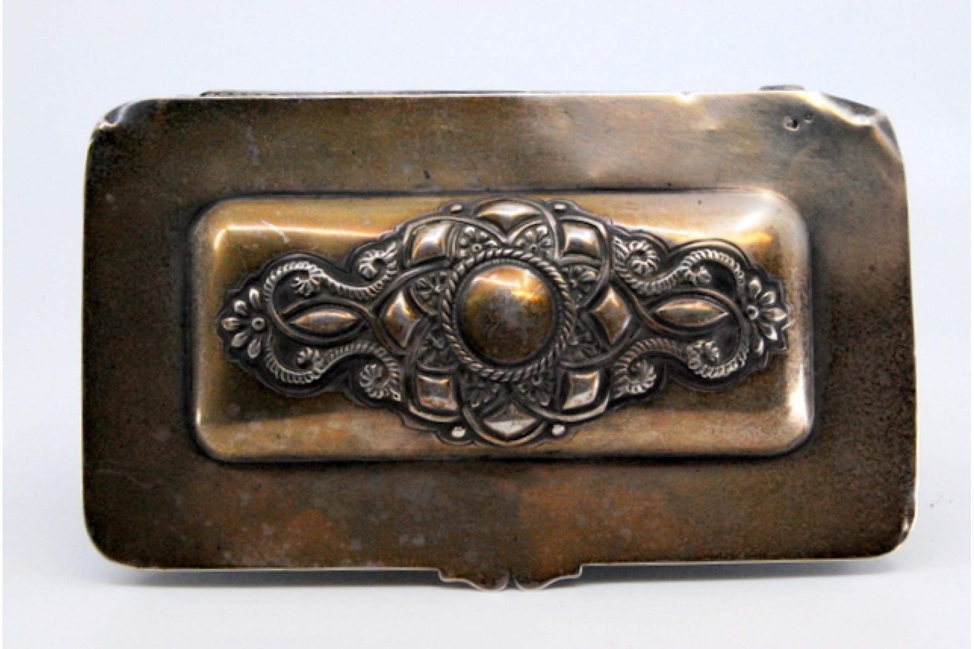 Jewelry box, in embossed silver on the casing and hinged lid For Sale 3