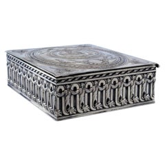Jewelry box, in embossed silver with bows, garlands and friezes on the edge
