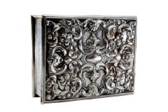 Portagioie in argento sbalzato con volute e motivi vegetali