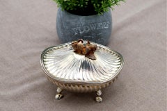Jewelry box in fluted silver with floral appliqués