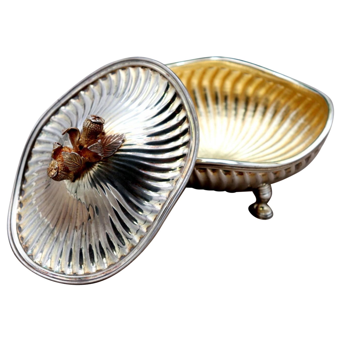 Jewelry box in fluted silver with floral appliqués For Sale