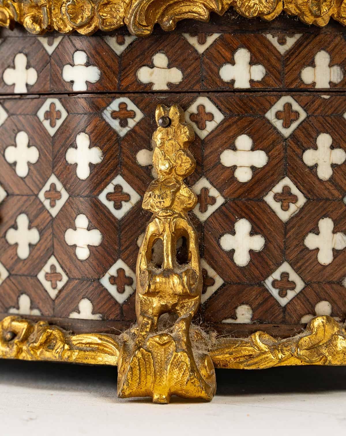 Jewelry box in Marquetry of the 19th century

Jewelry box in wood Marquetry, Napoleon III period, 19th century

Dimensions: H: 8cm, W: 15cm, D: 10cm.