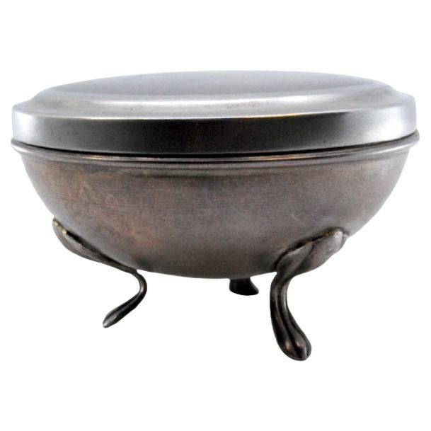 Boîte à bijoux en argent mat avec trois pieds surélevés et perlés et un couvercle amovible. en vente