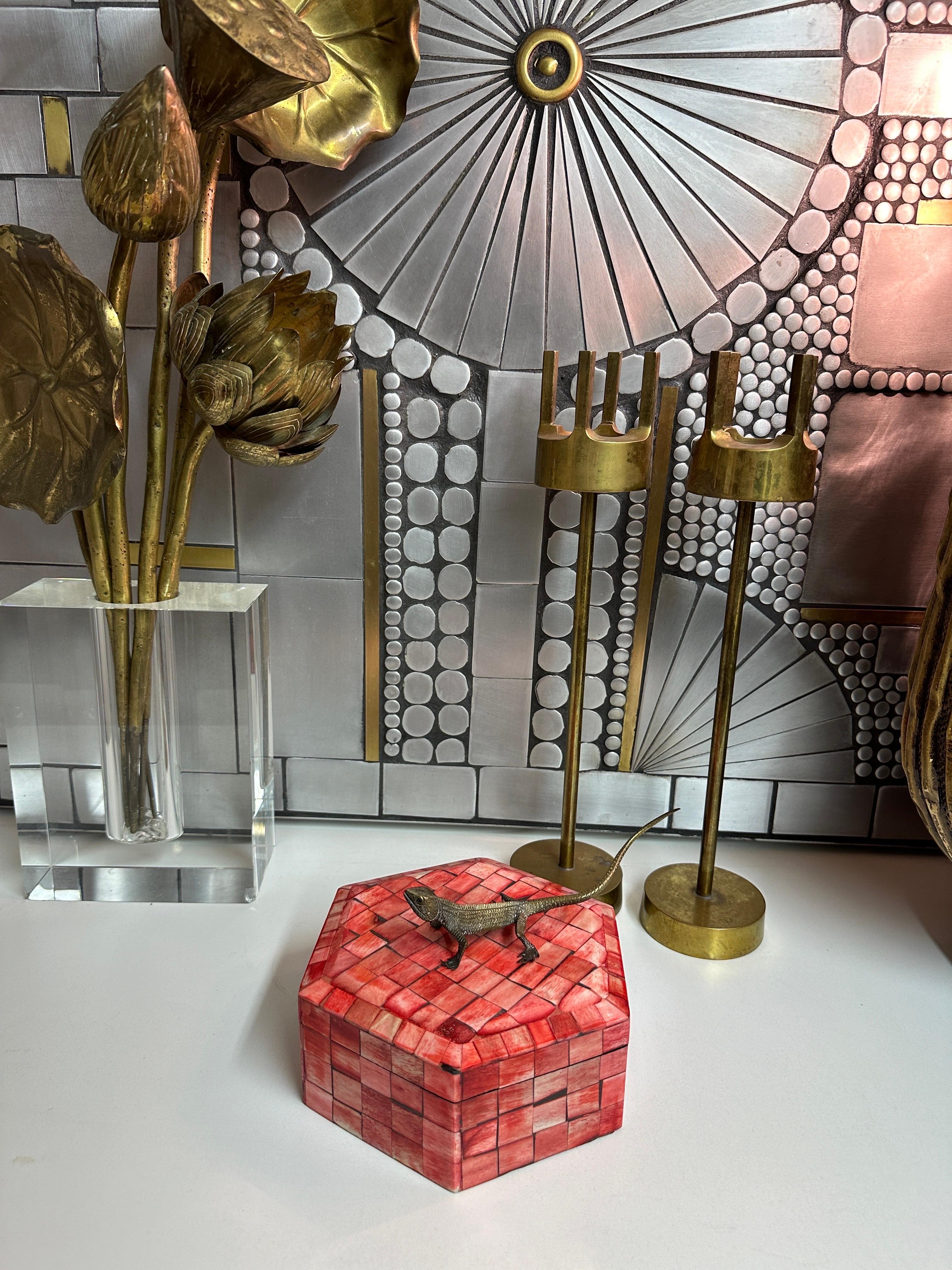 Boîte à bijoux en os tessellé teint en rouge en vente 4