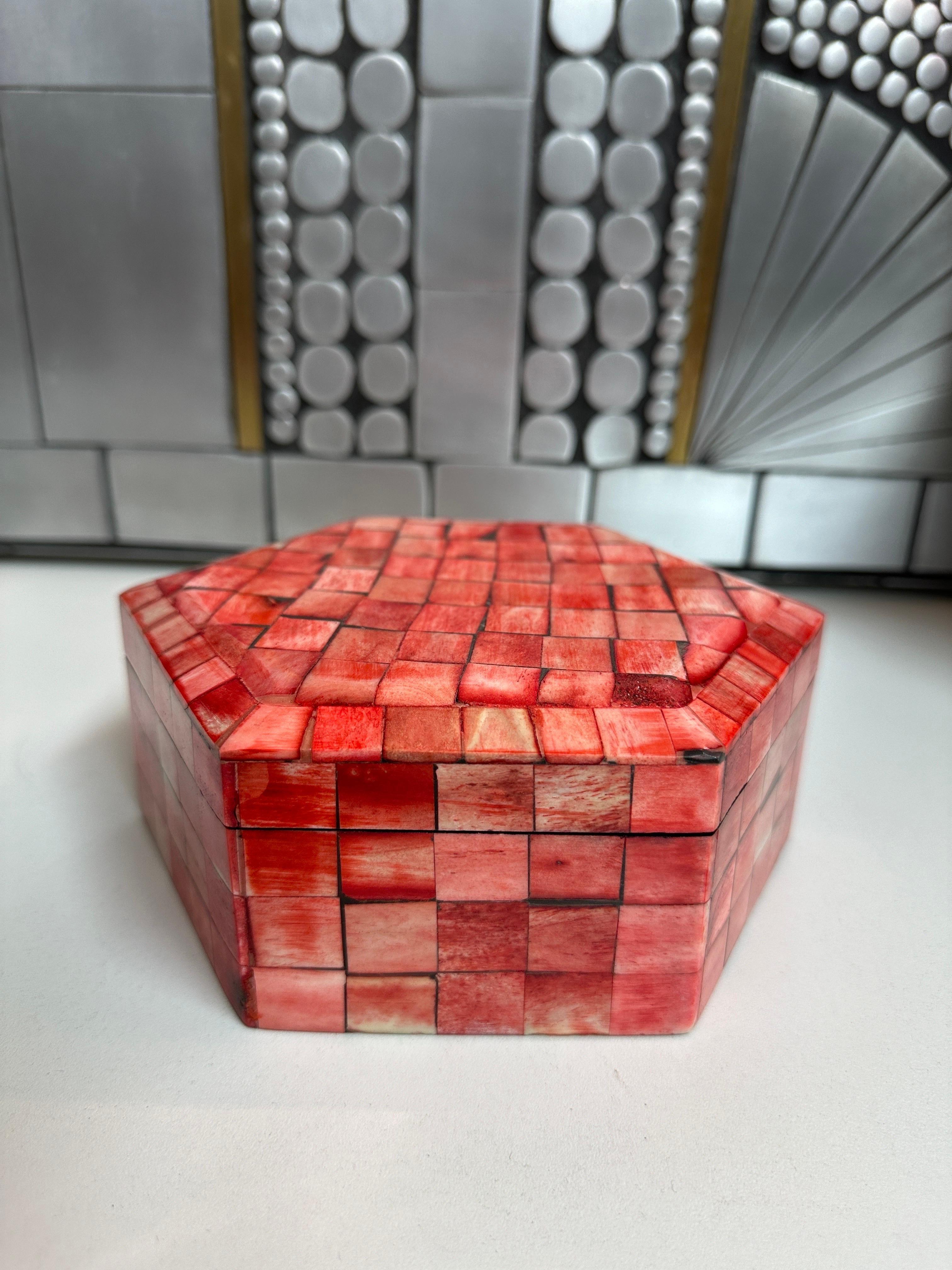 Jewelry Box in Red Dyed Tessellated Bone In Good Condition For Sale In North Hollywood, CA
