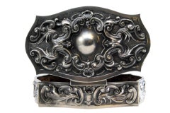 Boîte à bijoux, en argent en relief dans le style de D. João V., veloutée à l'intérieur.