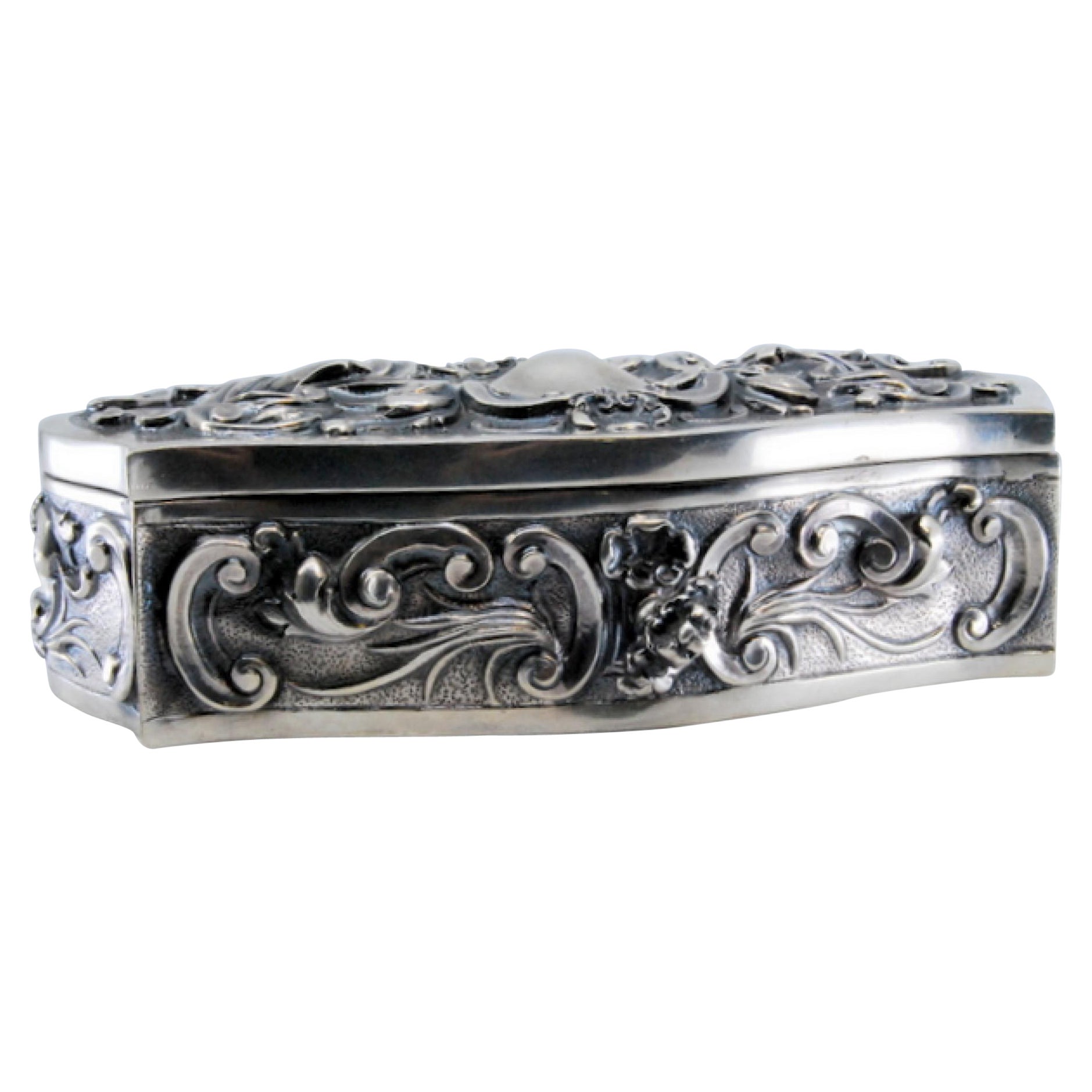 Jewelry box, in relief silver in the style of D. João V, velvety on the inside