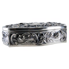 Jewelry box, in relief silver in the style of D. João V, velvety on the inside