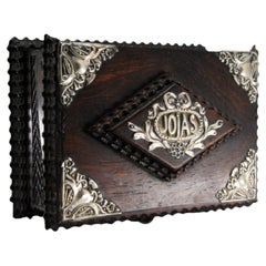 Scatola per gioielli, in legno di palissandro con applicazioni in argento e la scritta "jewell" sul coperchio