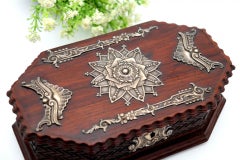 Scatola portagioie in legno di palissandro con accenti in argento e tremolii in rilievo