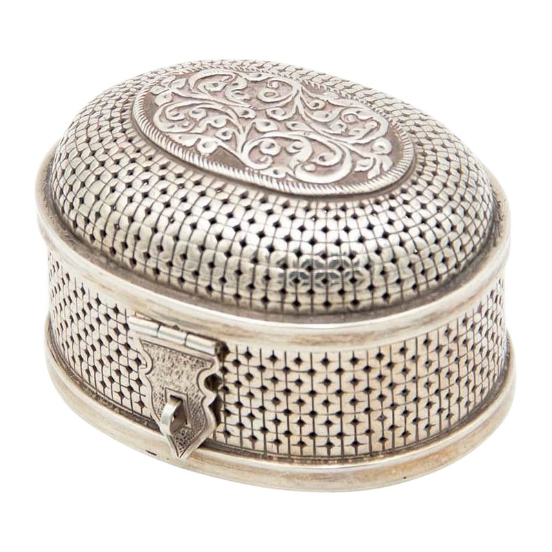 Jewelry box, in silver, oval shape, micro-perforated