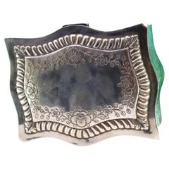 Scatola portagioie, in argento con rilievi floreali, interno in velluto, sostenuta da 4 piedi