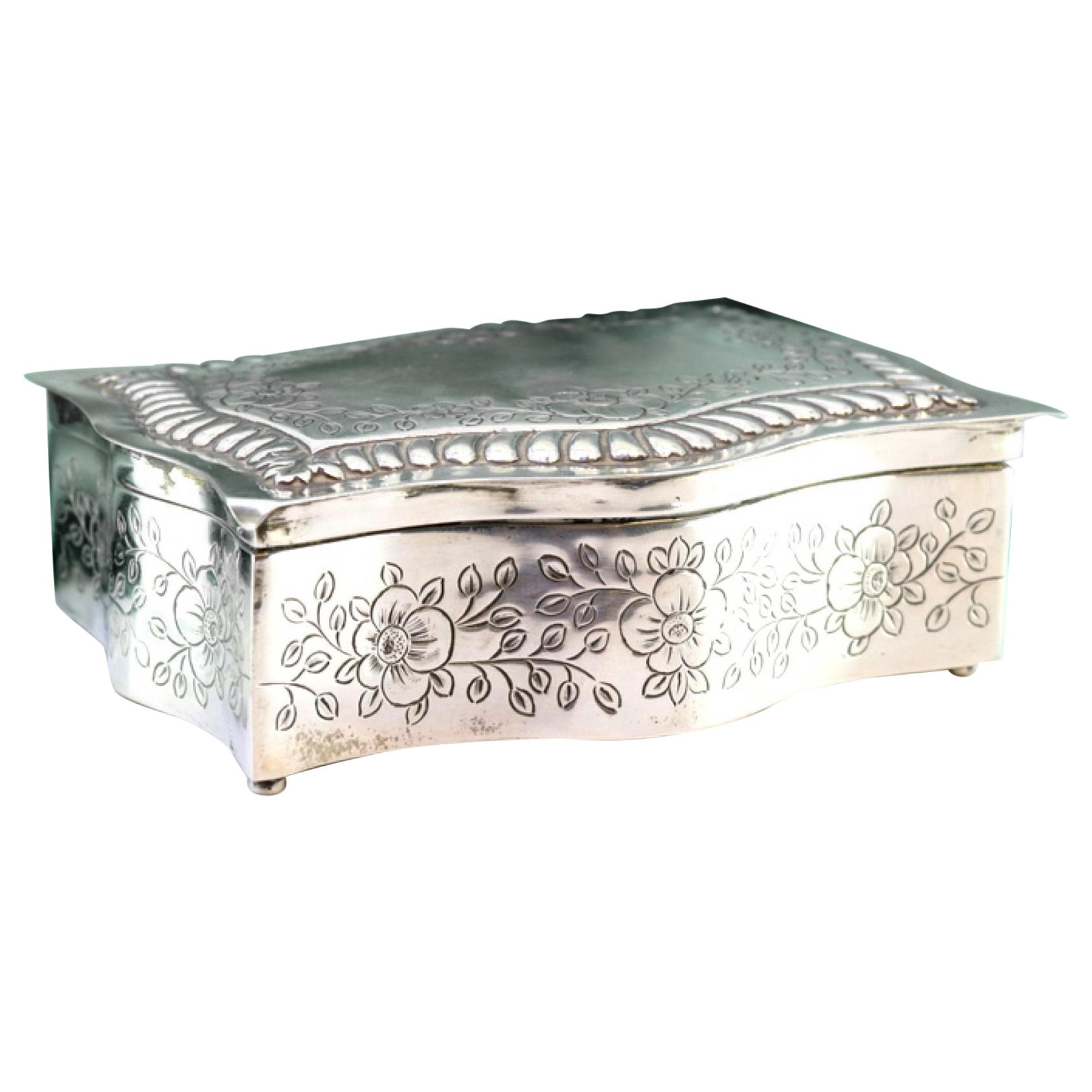 Schmuckkästchen, aus Silber mit floralen Reliefs, Innenausstattung aus Samt, auf 4 Füßen
