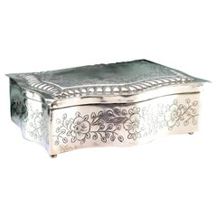 Schmuckkästchen, aus Silber mit floralen Reliefs, Innenausstattung aus Samt, auf 4 Füßen