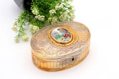 Boîte à bijoux, en argent avec reliefs et scène idyllique sur émail et intérieur en velours