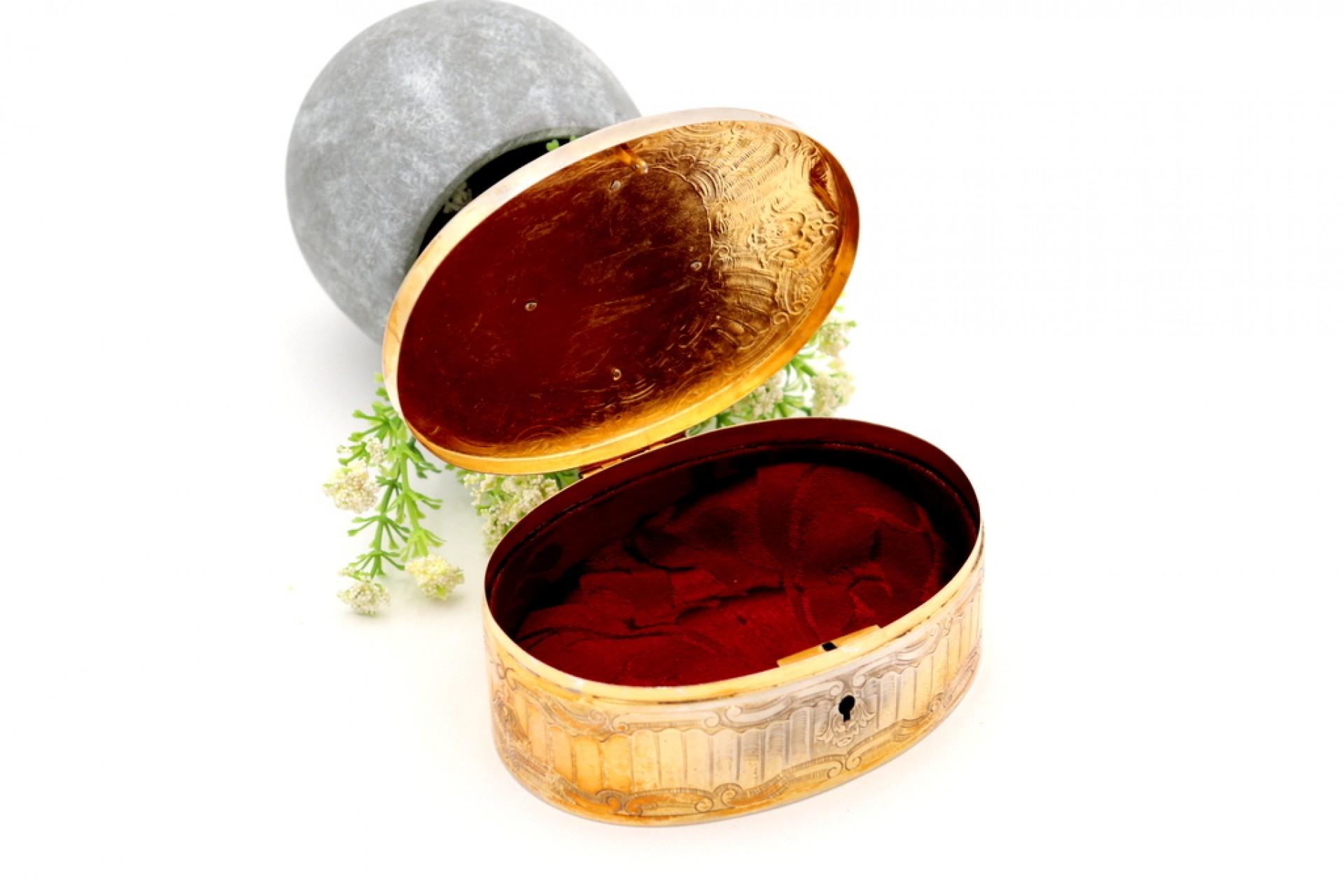 Jewelry box, in silver w/ reliefs & an idyllic scene on enamel & velvet inside In Good Condition For Sale In Porto, PT