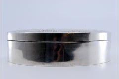 Jewelry box in silver with engraved plant motifs, including a monogram card